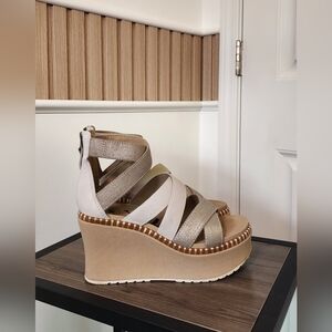 OTBT Pavillion Wedge Sandles Size 9 Never Worn Tan Beige